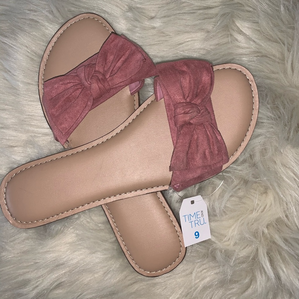 Pink sandals 🎀